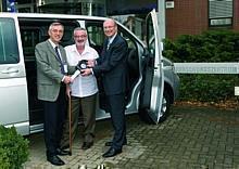 Dr. Manfred Meier, Teamleiter Forschungsförderung bei Volkswagen, übergibt einen Multivan an Prof. Hanns Ruder von der Stiftung "Interaktive Astronomie und Astrophysik" und Dr. Ernst Dreisigacker von der WE-Heraeus-Stiftung. Foto: Volkswagen